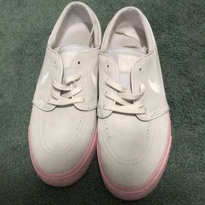 Grey/Pink Nike Janoski’s